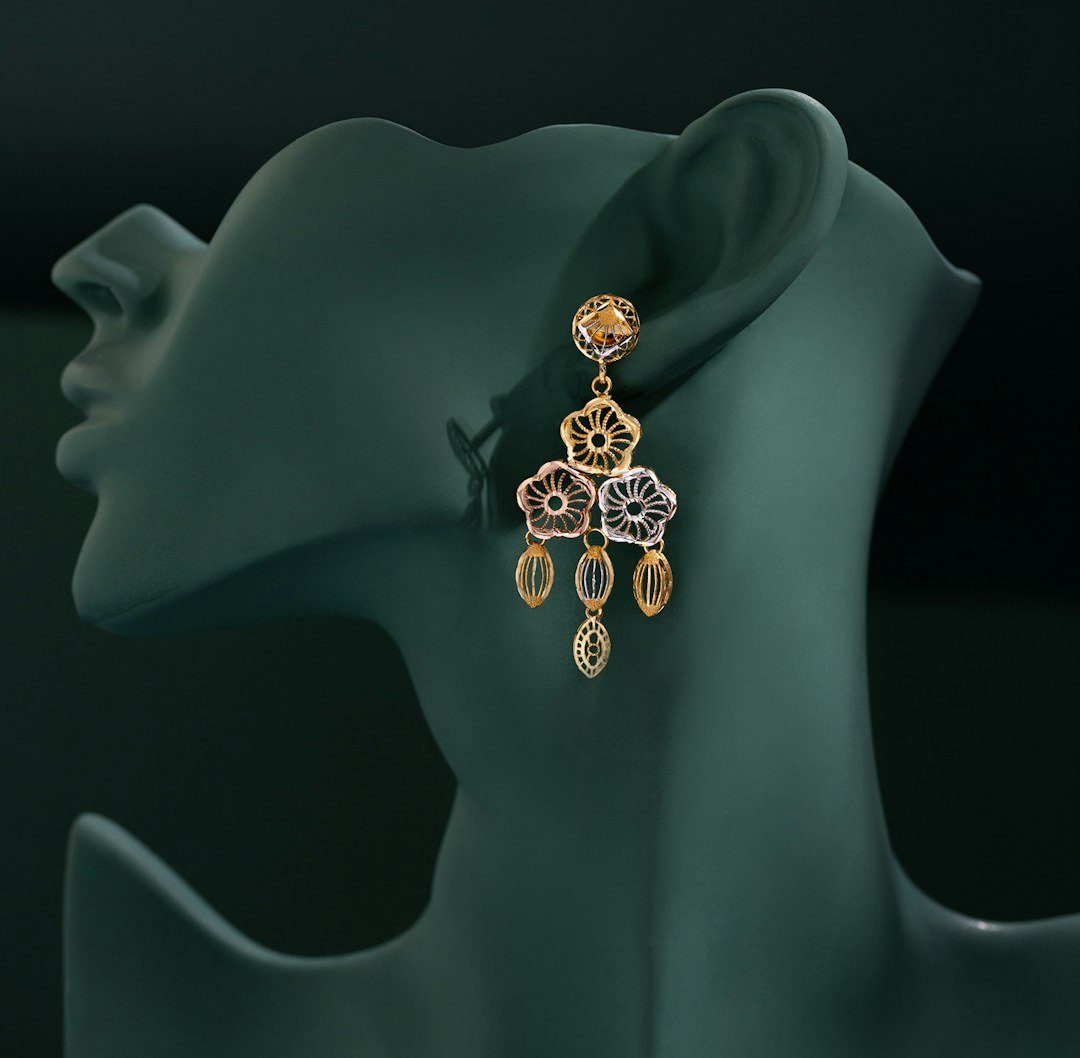 Luxury gold earrings